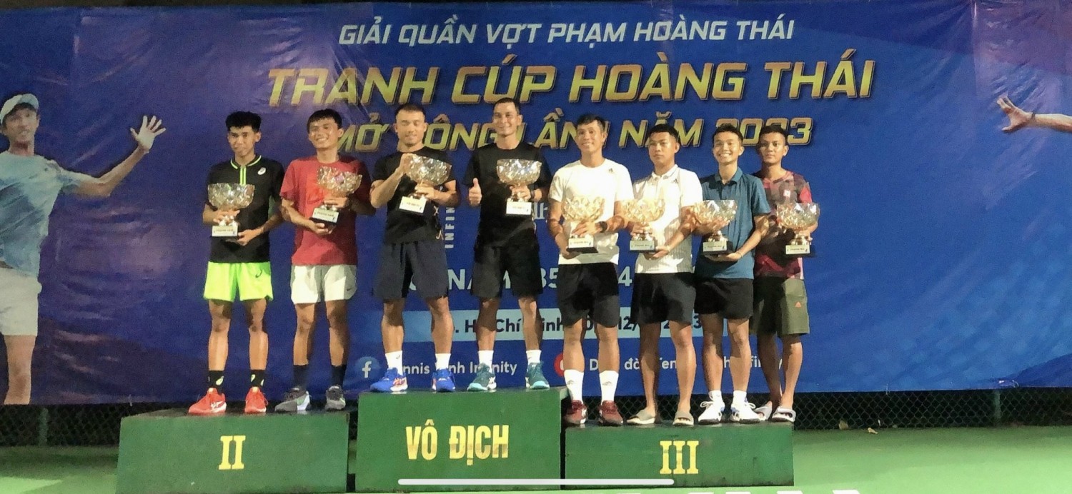 Trao giải cho các vận động viên tham dự giải đấu