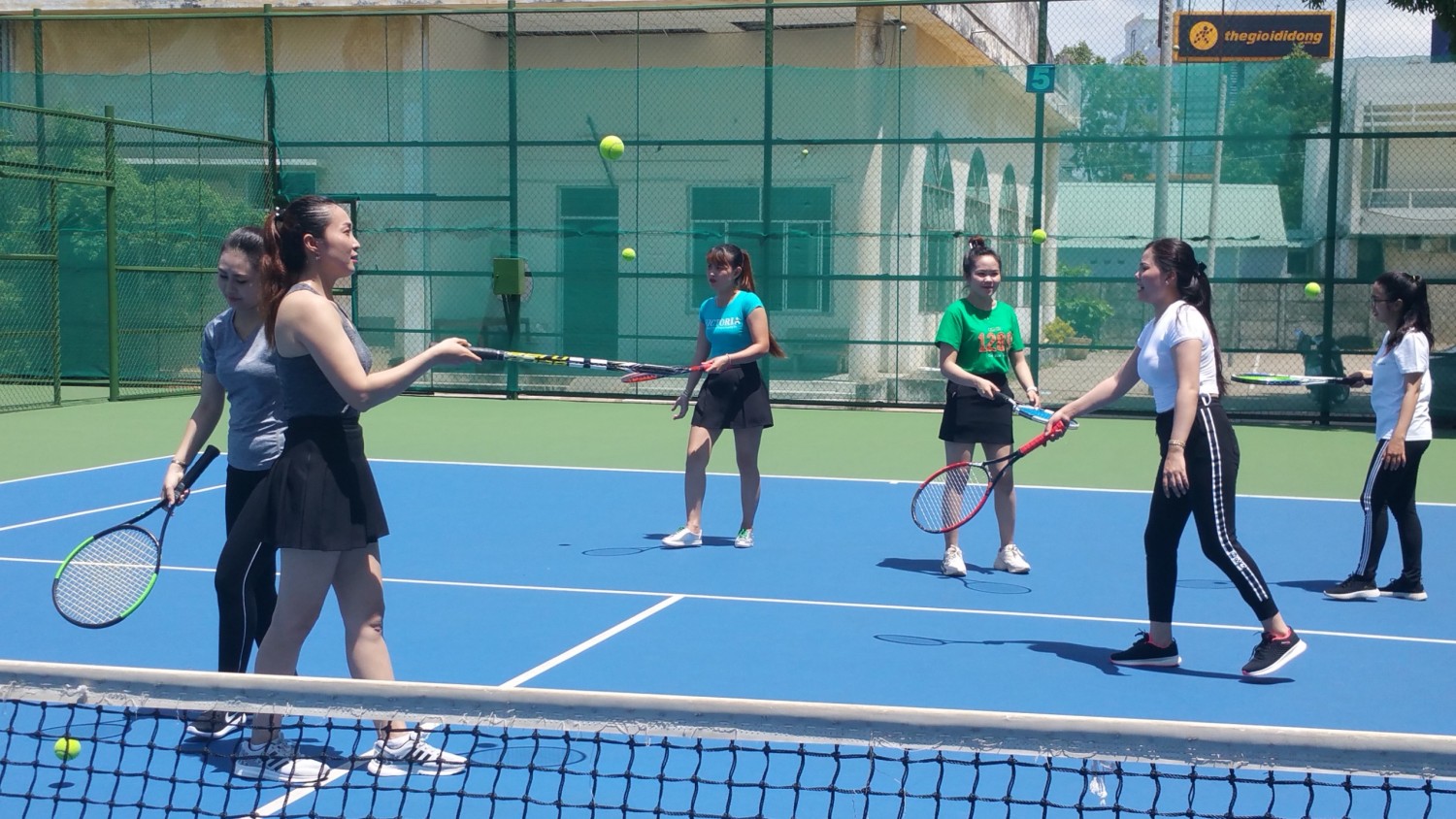 LỢI ÍCH CỦA VIỆC CHO TRẺ THAM GIA KHÓA HỌC TENNIS TỪ SỚM